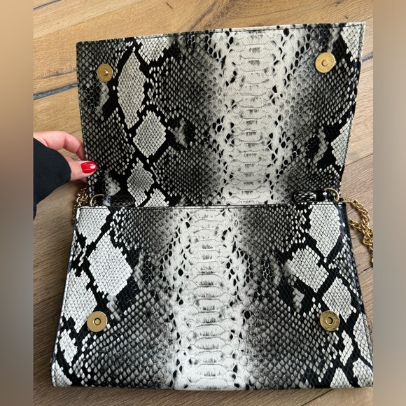 Faux snakeskin clutch - Picture 3 of 6